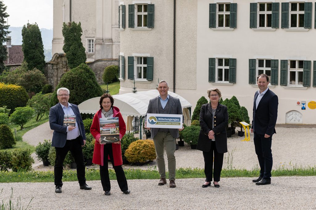 In Kooperation mit den ARGE Nibelungengau Gemeinden und Betrieben und der Donau NÖ Tourismus GmbH produzierte die MSTC Tourismus Consulting für die Saison 2021 die „Schatzkarte Nibelungengau“ für die touristische Region Nibelungengau.